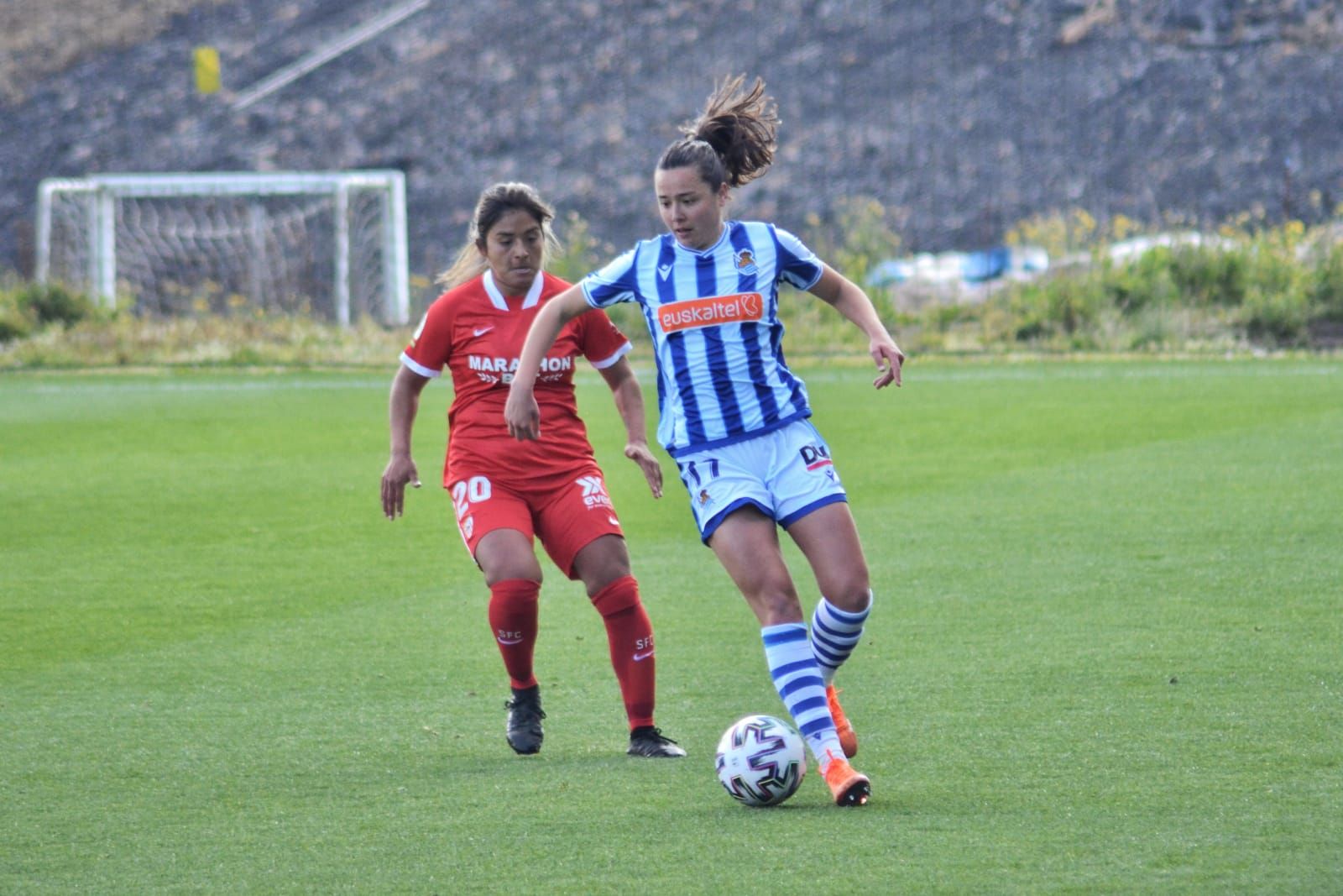  Amaiur Sarriegi, con el balón controlado en el Real Sociedad-Sevilla.