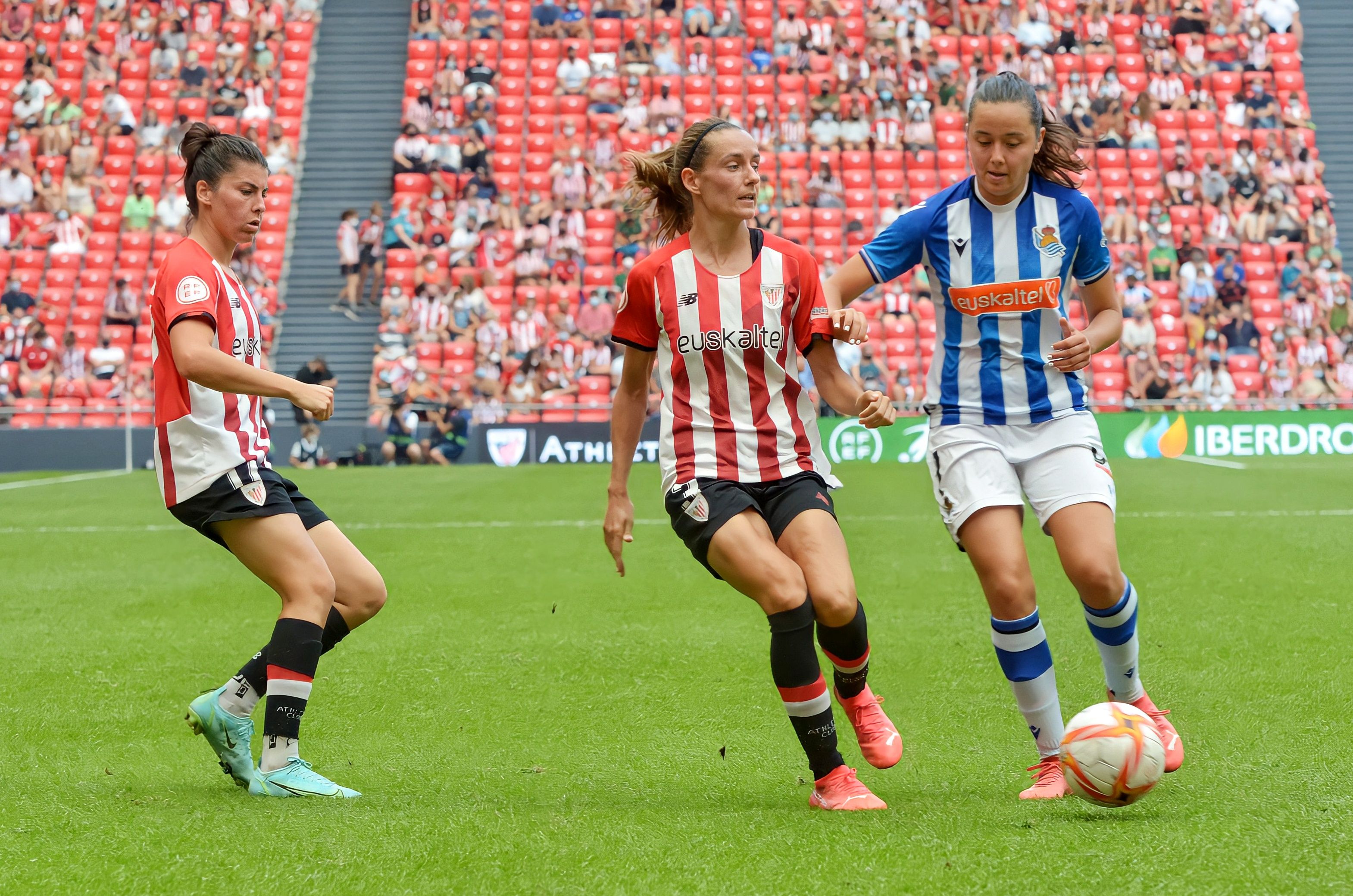 Amaiur Sarriegi, en un lance del derbi vasco de San Mamés ante el Athletic.