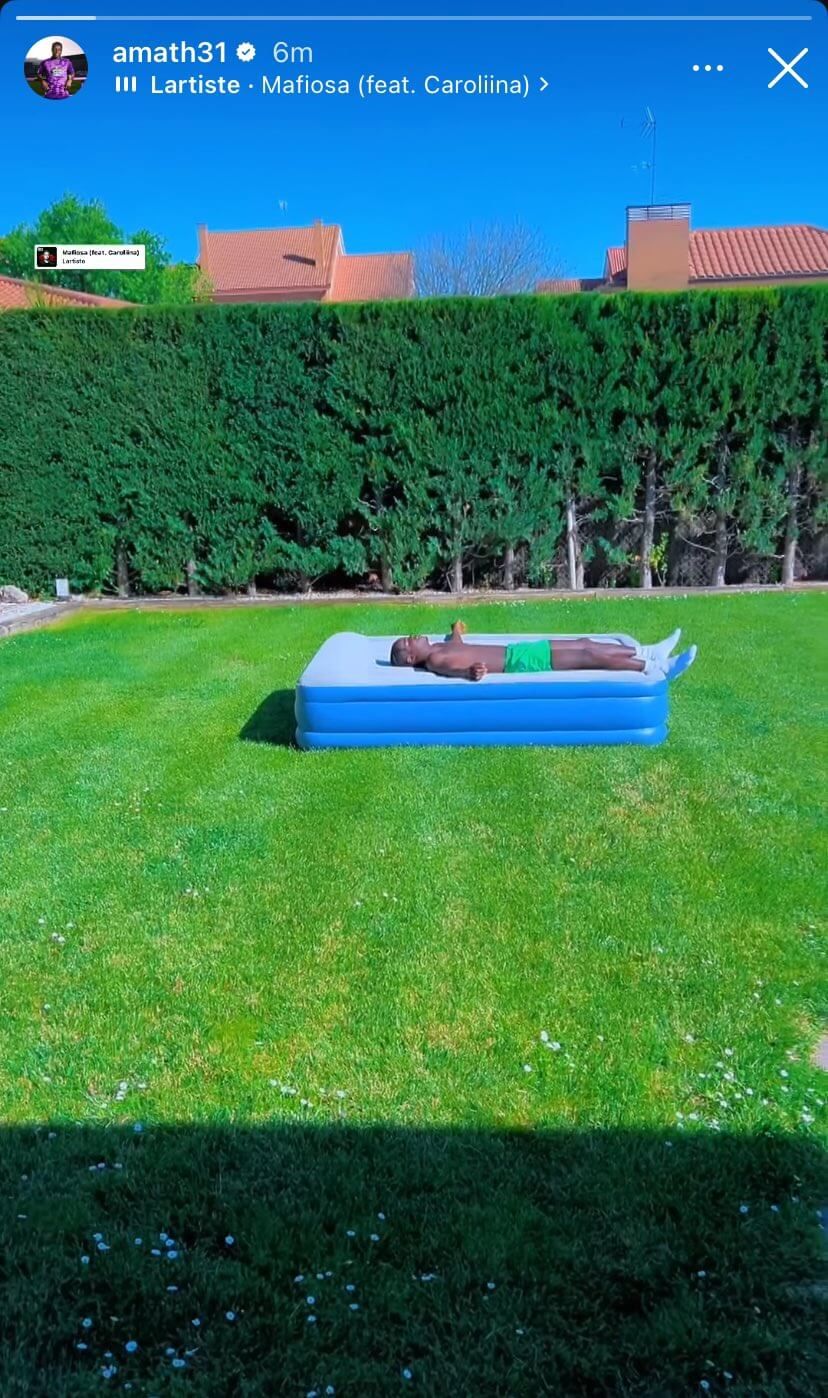  Amath Ndiaye disfrutando en el jardín del sol