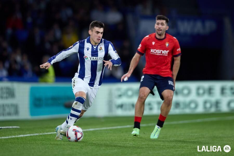 Ander Barrenetxea conduce un balón ante la presencia de Moncayola.