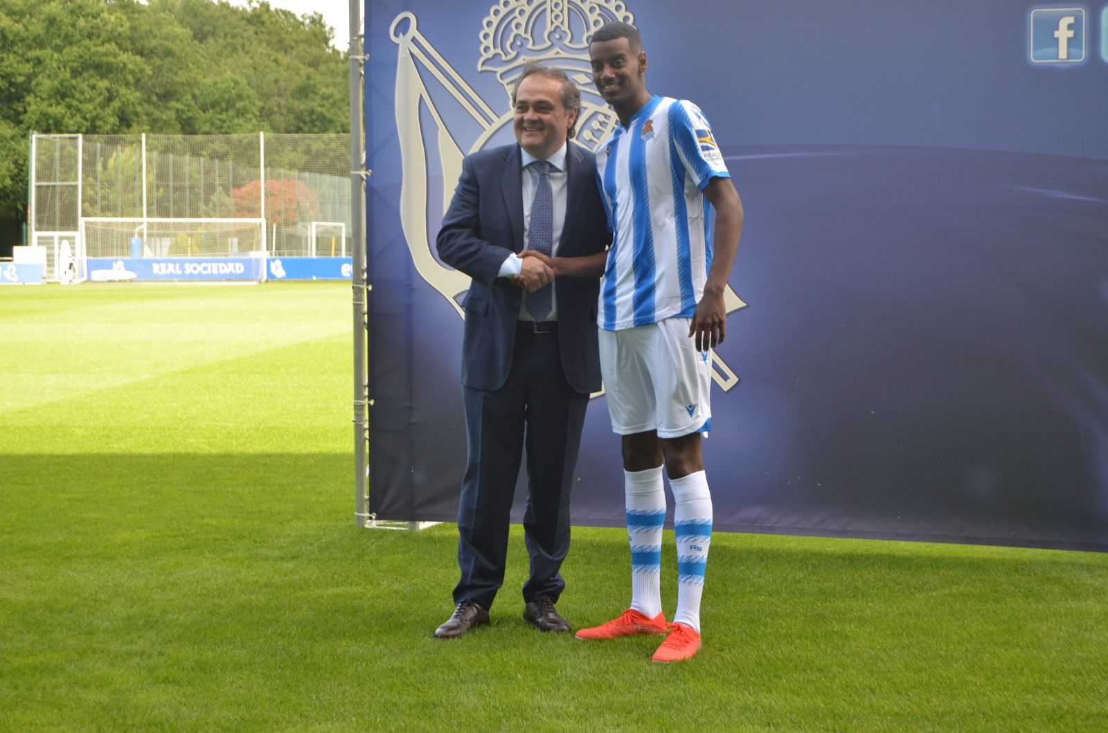 Aperribay e Isak estrechan sus manos en el acto de presentación del sueco el pasado verano.