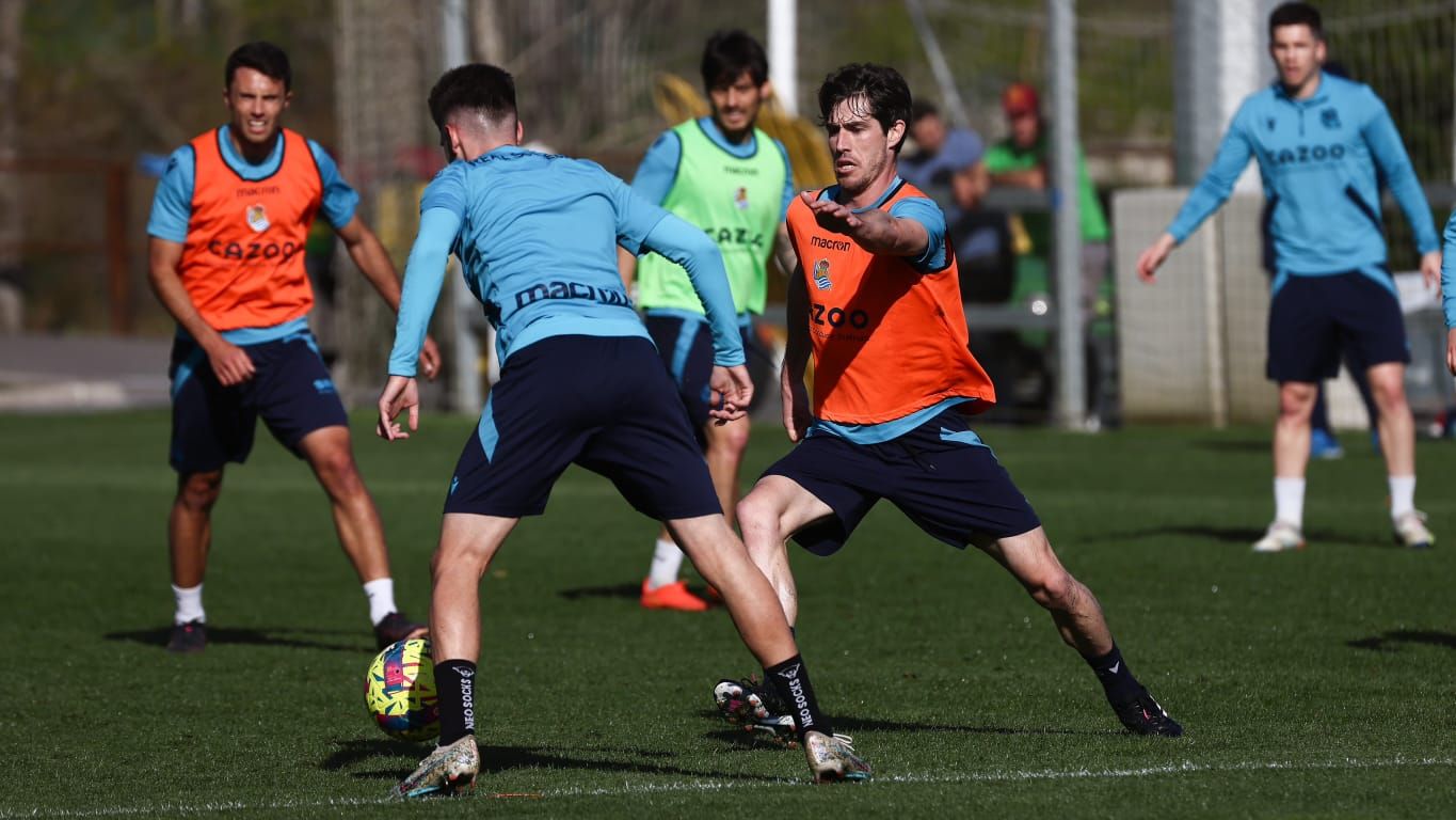  Aritz Elustondo trabaja ya con el grupo en Zubieta.