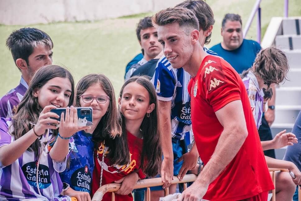  Arnau Rafús con aficionadas.