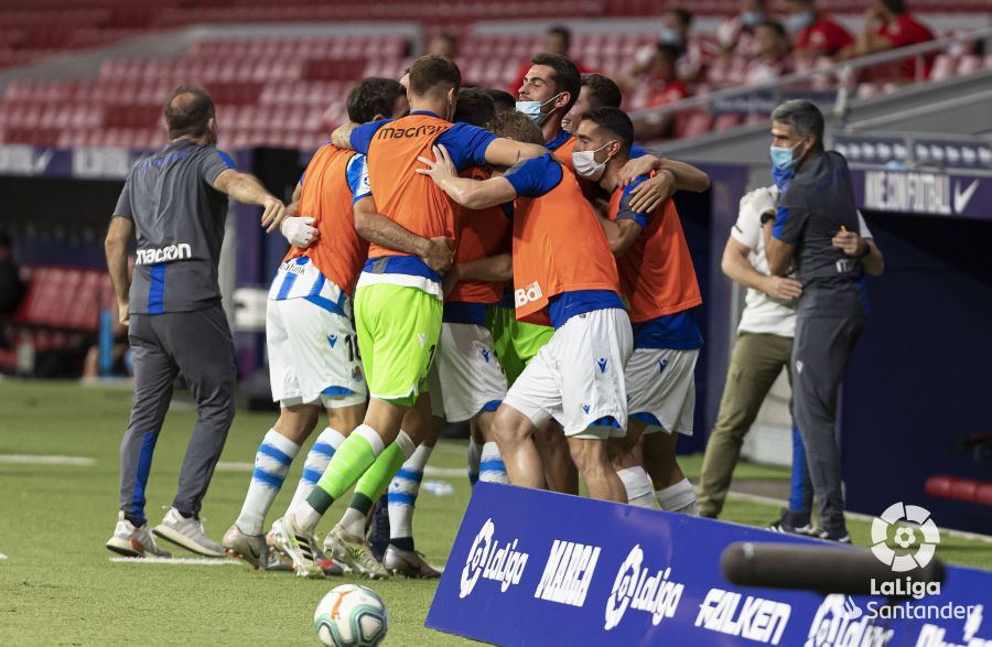 Los jugadores suplentes de la Real celebran el gol del empate, entre ellos, Zurutuza.