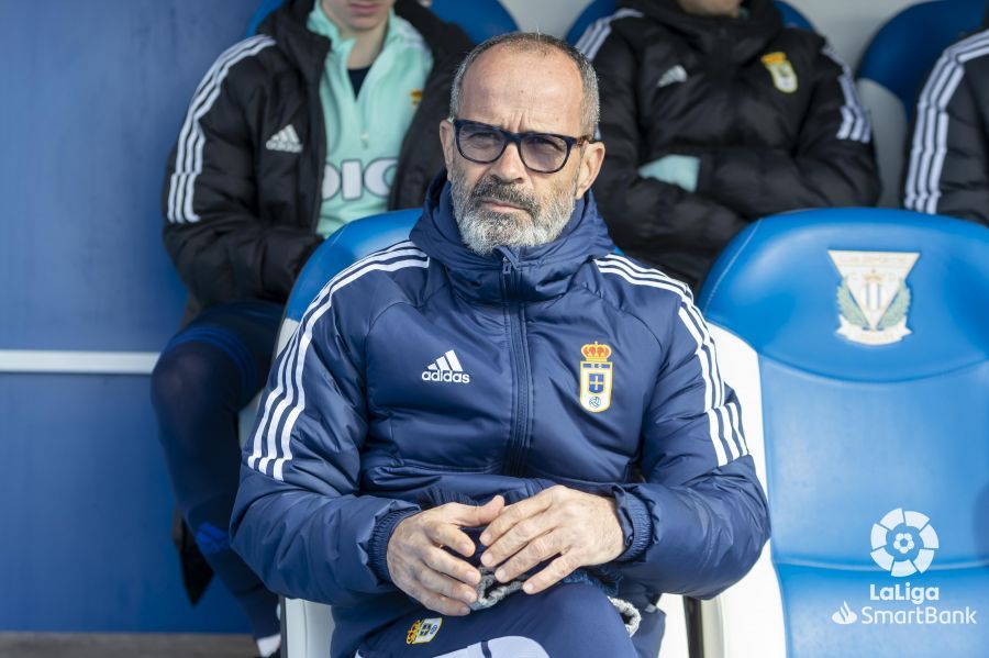  Cervera, en el banquillo oviedista en Butarque.