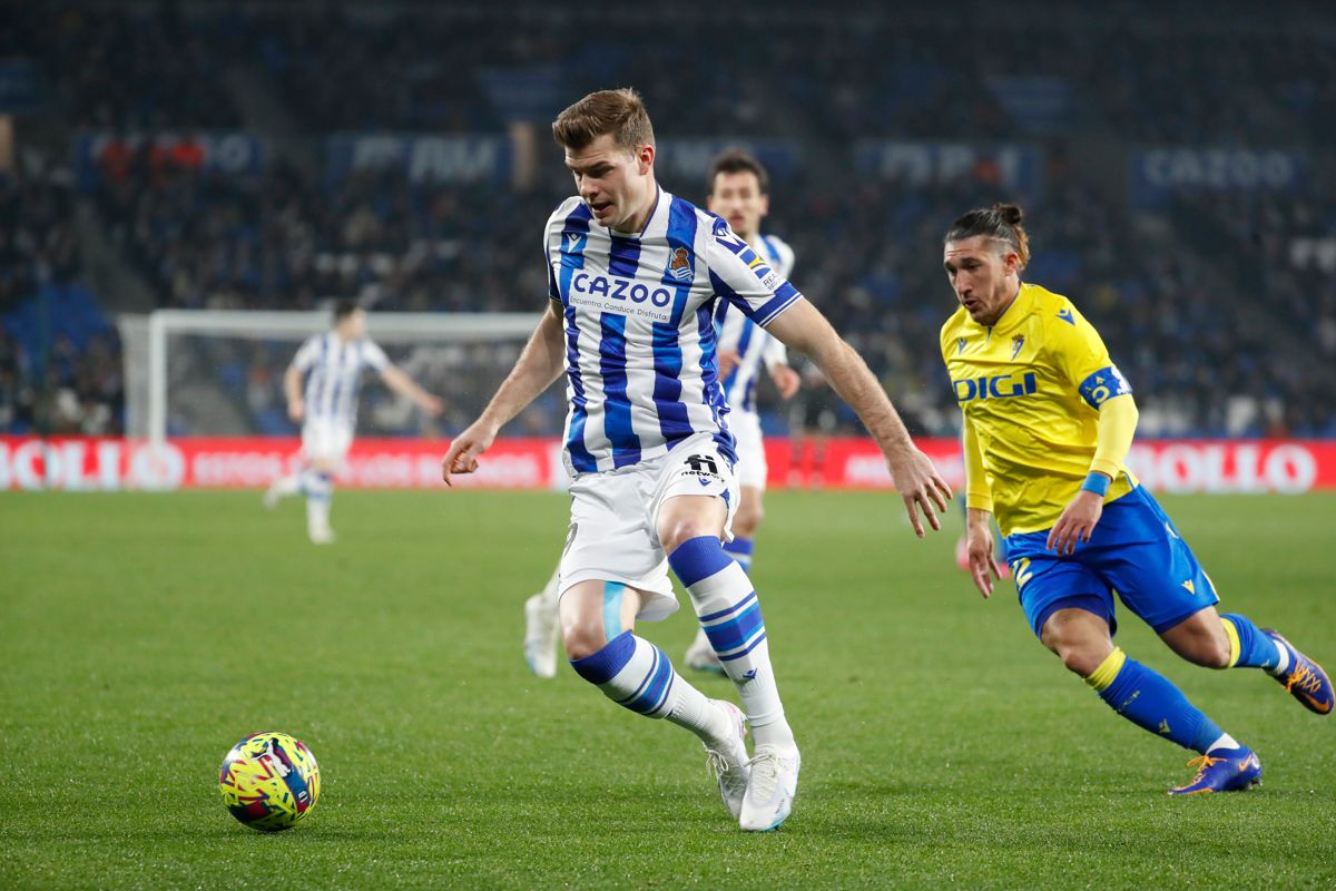  Alexander Sorloth protege ante Espino en el Real Sociedad - Cádiz.