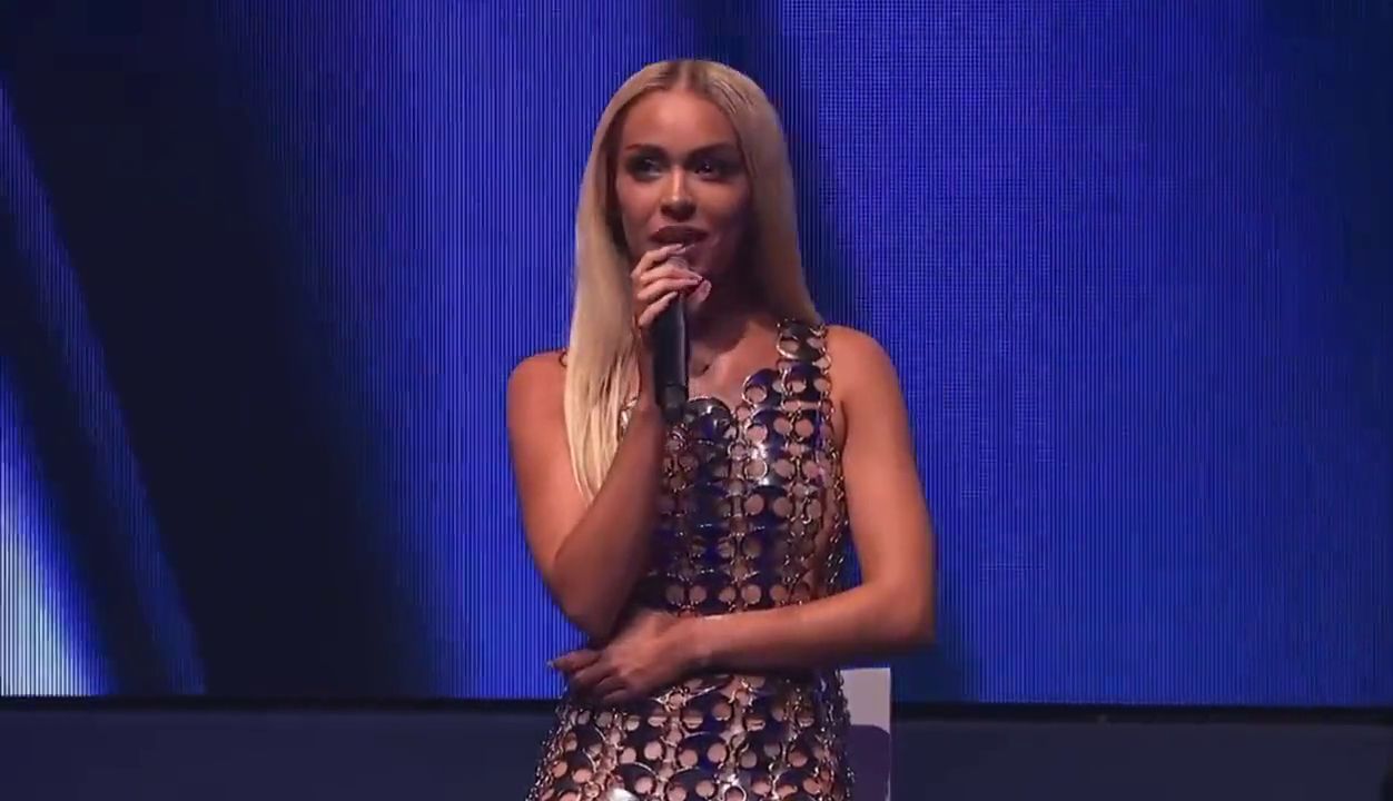  Bad Gyal dando su discurso en los premios 'La Vanguardia'.