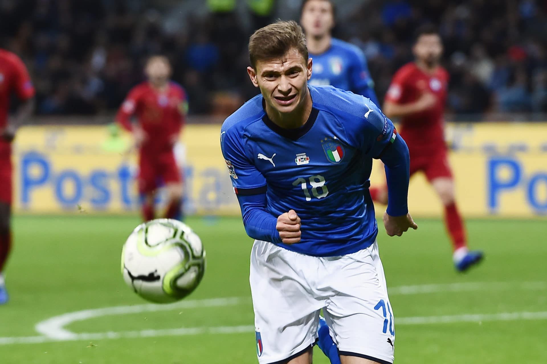  Barella persigue un balón en un partido con Italia.