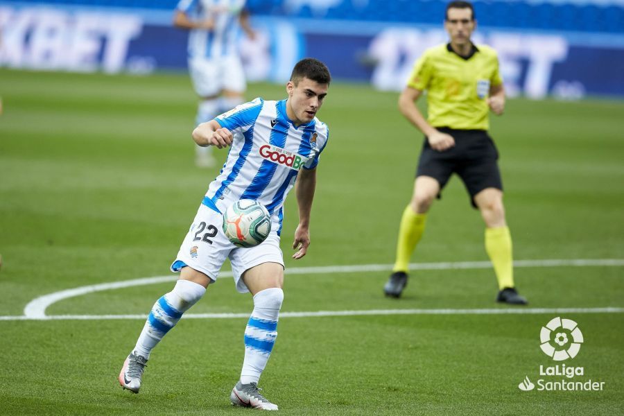  Ander Barrenetxea controla el esférico ante el Granada.