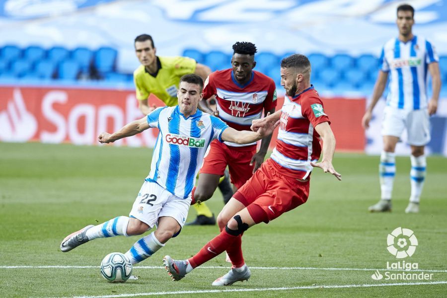  Barrenetxea se dispone a golpear el balón ante Duarte.