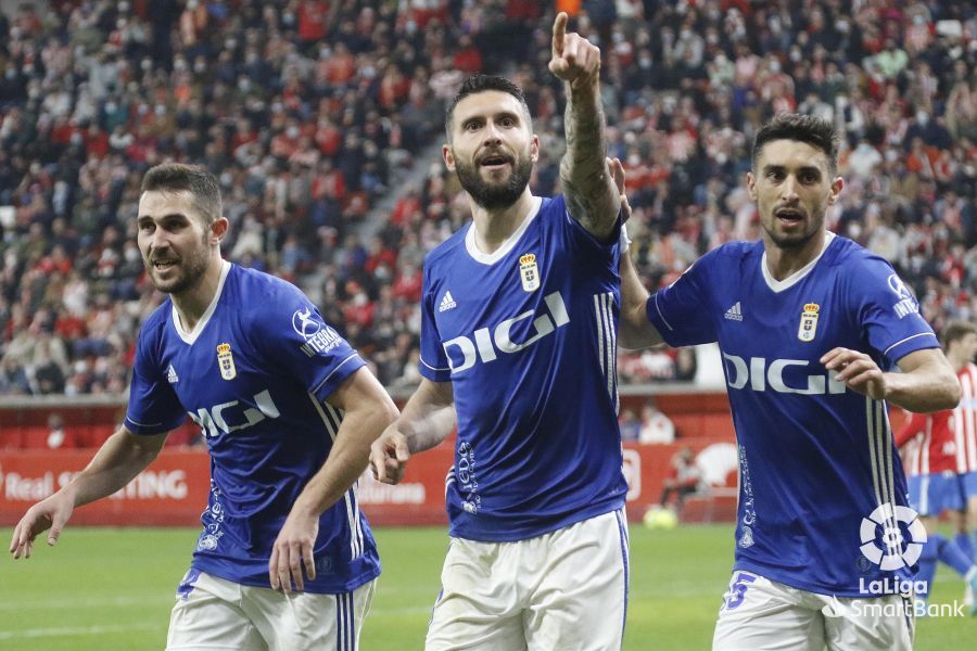  Borja Bastón en El Molinón.