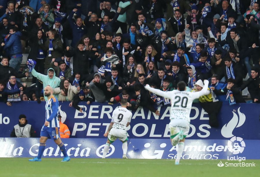  Bastón celebra su gol a la Ponferradina con la afición del Real Oviedo.