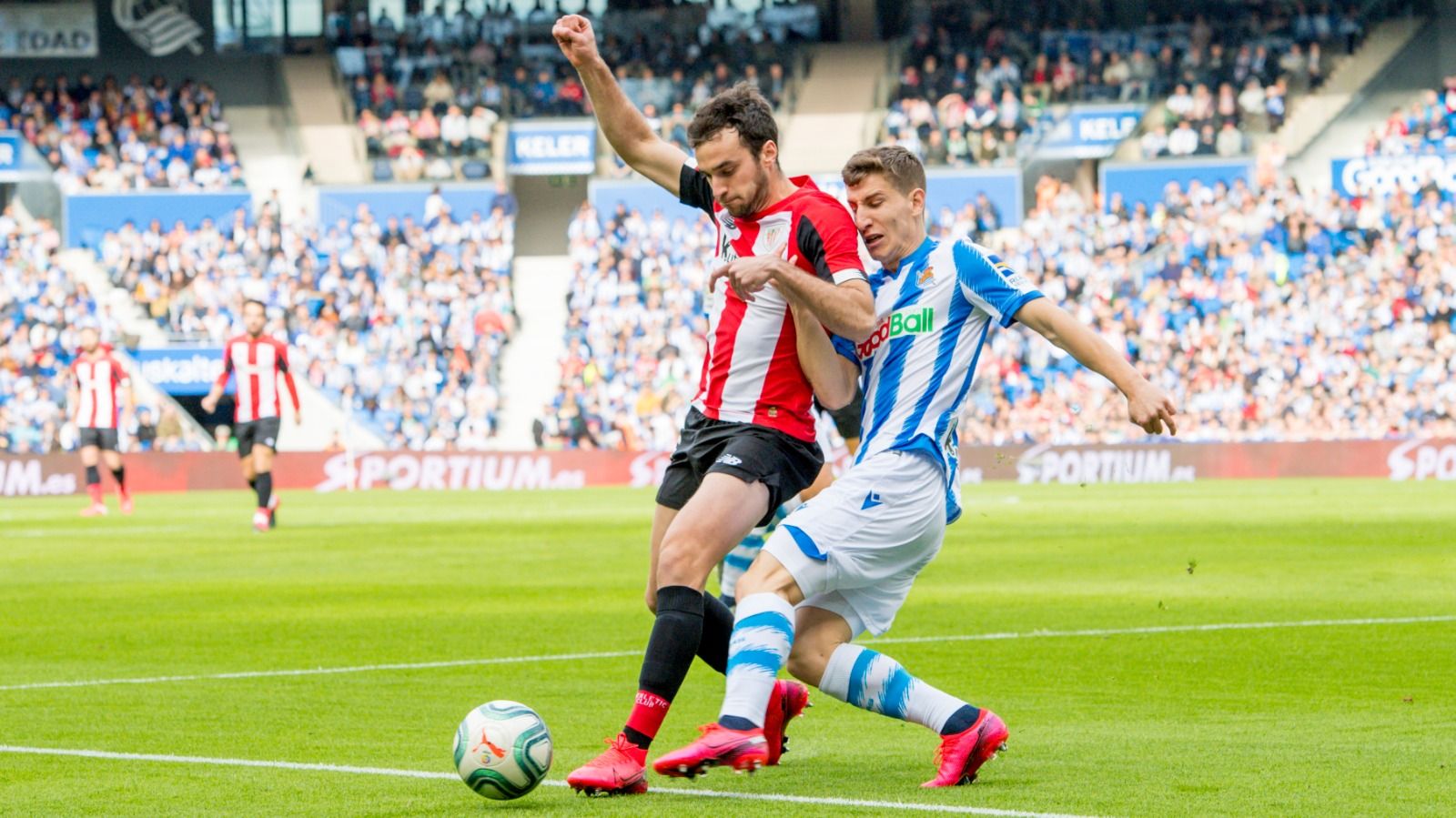 Beñat y Aihen pugnan por un balón.