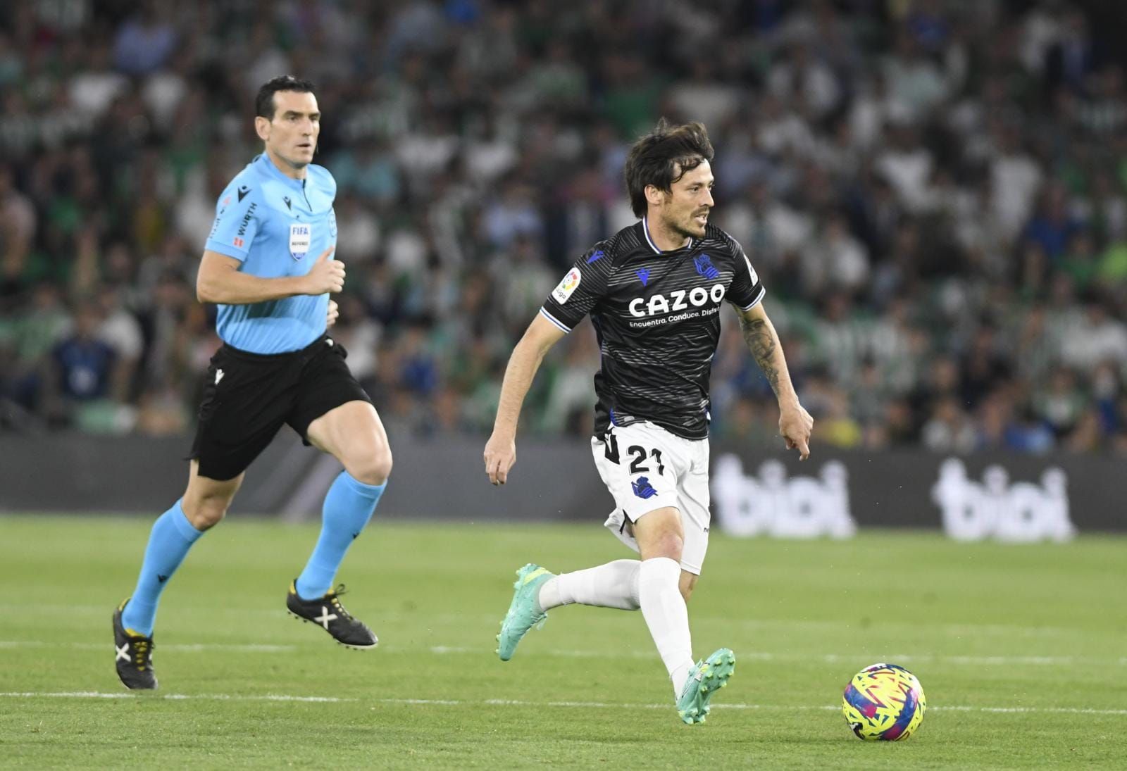 David Silva conduce un balón en el Benito Villamarín.