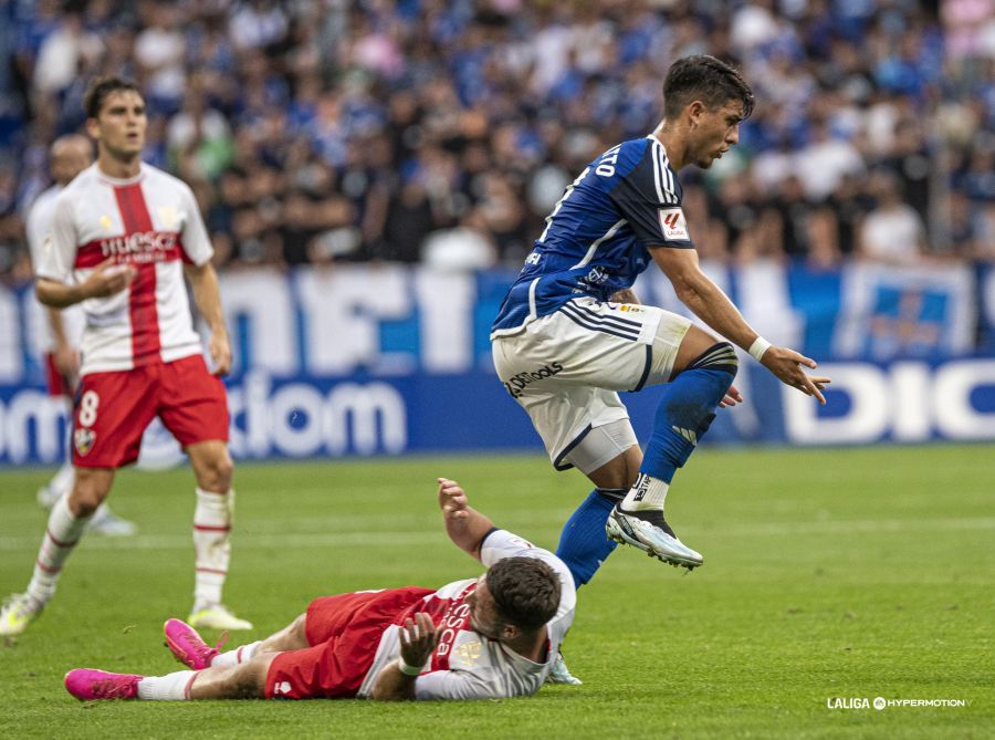  Colombatto en un lance del Oviedo - Huesca.