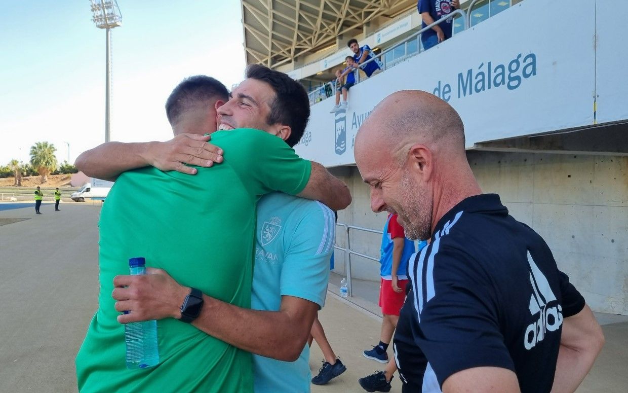 Borja Iglesias y Zapater se abrazan en la previa del amistoso Real Zaragoza-Real Betis.
