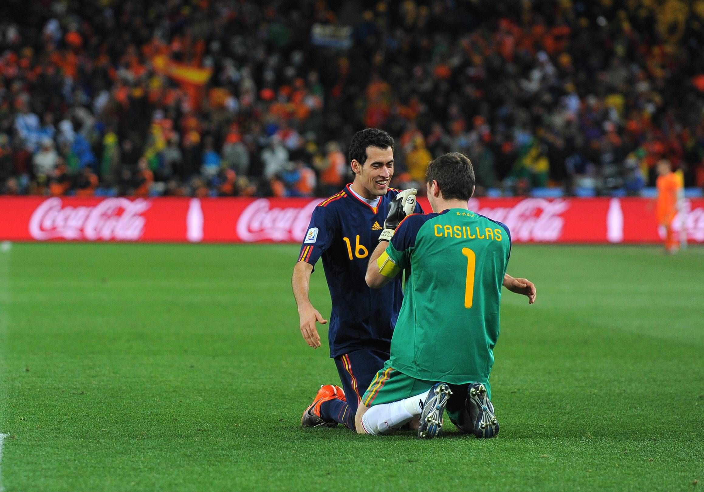 Busquets celebrando con Casillas el título de campeones del mundo.