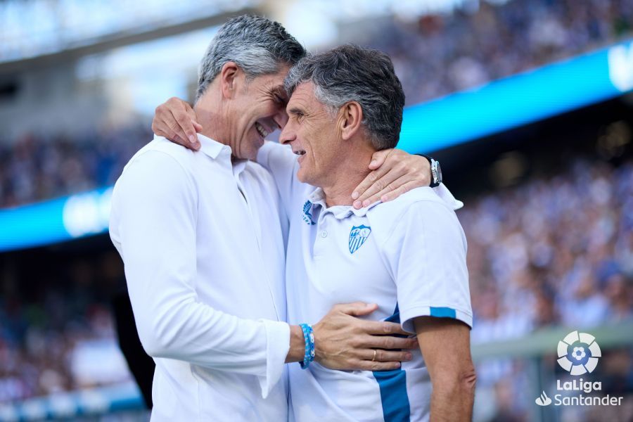  Imanol Alguacil y José Luis Mendilibar se abrazan antes del Real Sociedad - Sevilla