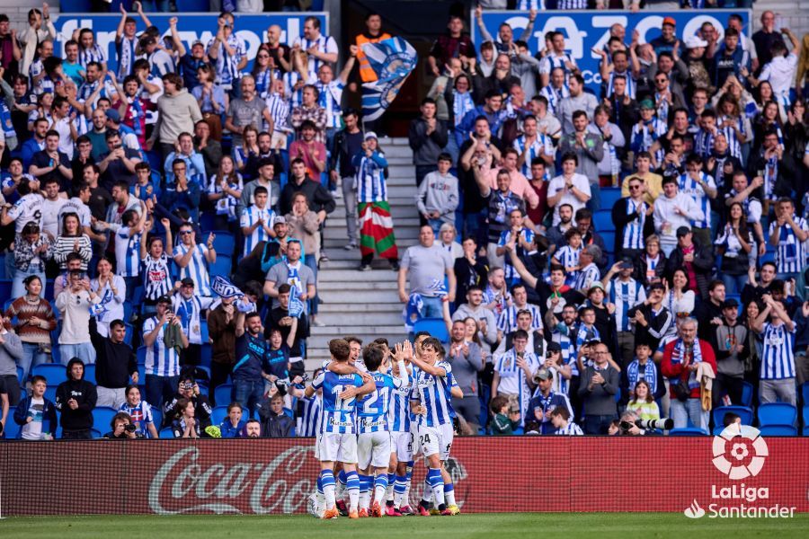  Los jugadores de la Real Sociedad celebran la victoria ante el Getafe en el Reale Arena..