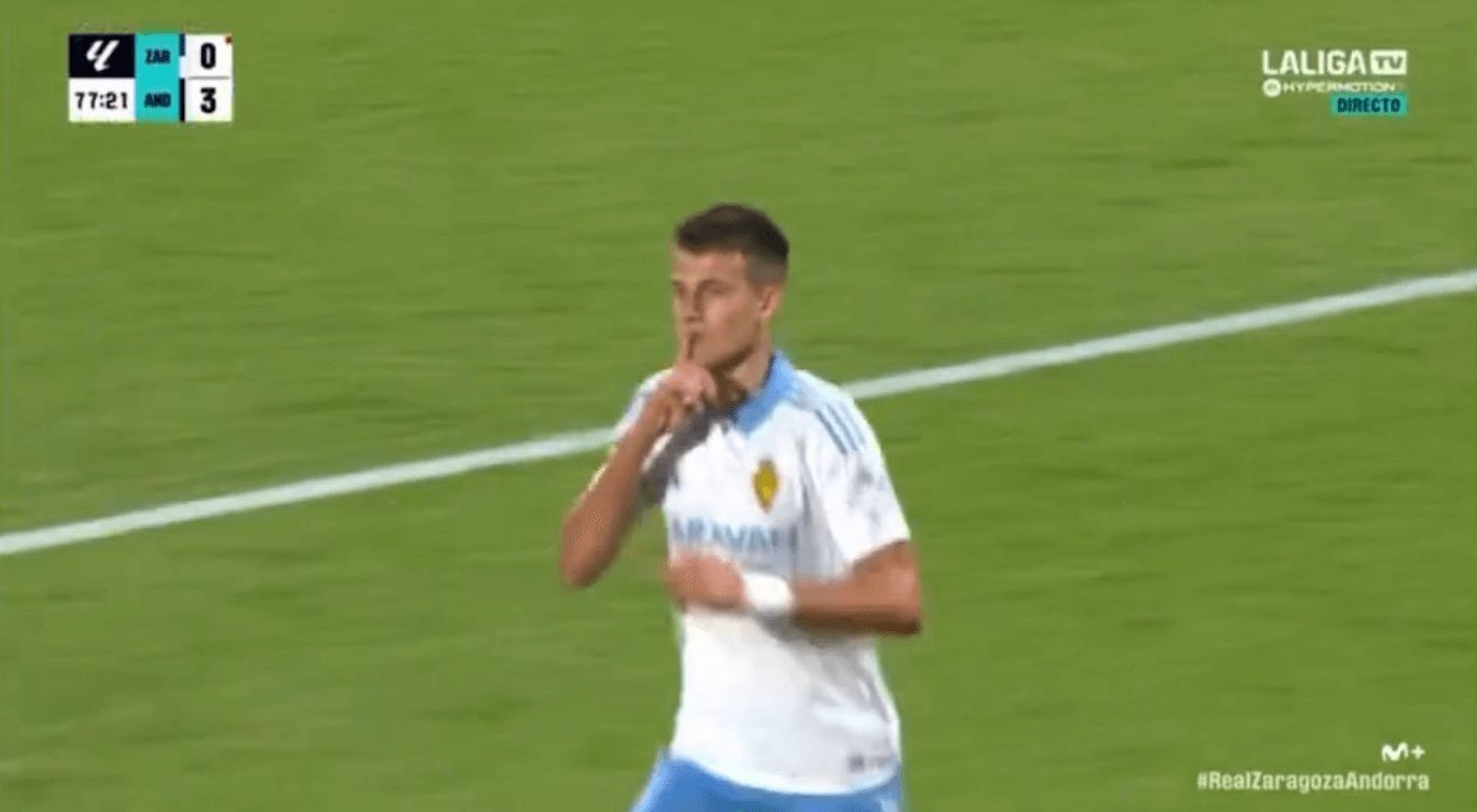 Samed Bazdar manda callar en su celebración del 1-3 en el Zaragoza-Andorra.