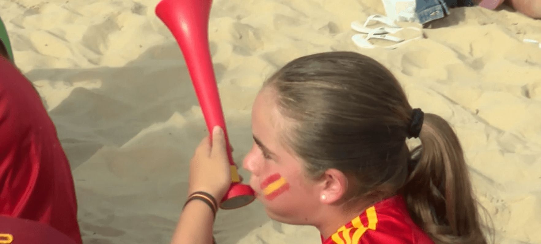  Una aficionada con una vuvuzela