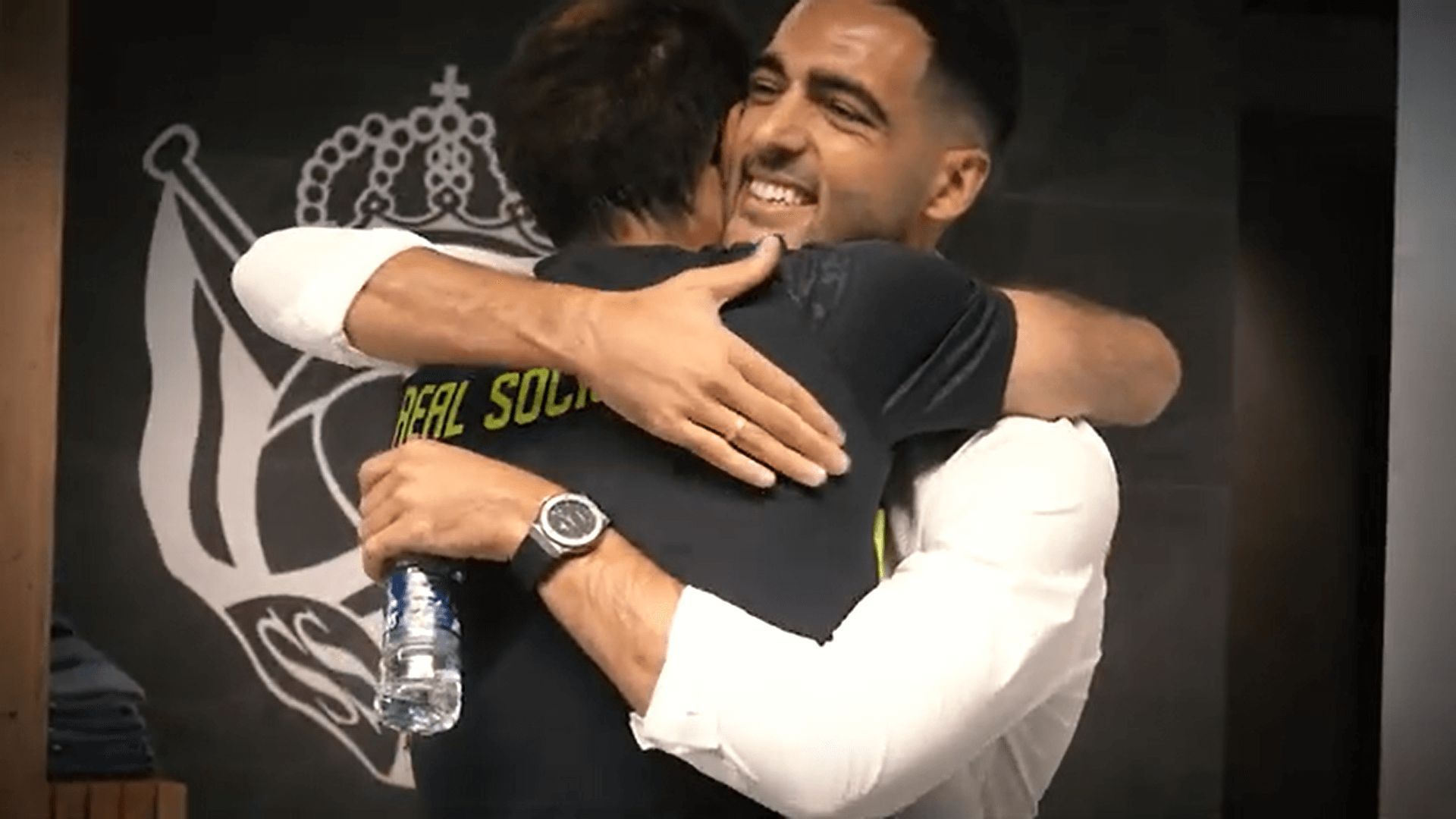  Mikel Merino se despide de compañeros y otros trabajadores del club.