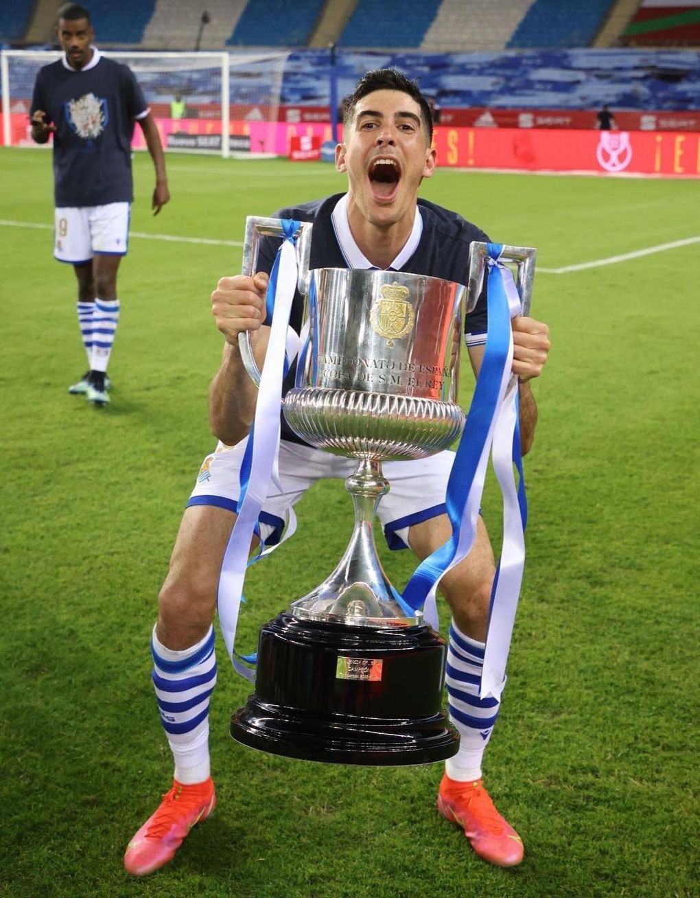 Carlos Fernández sujeta la Copa del Rey ganada por la Real Sociedad.