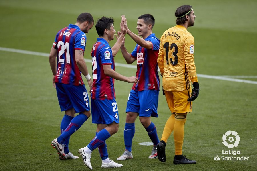  José Antonio Caro, tras el gol de Inui en el Eibar-Real Valladolid.