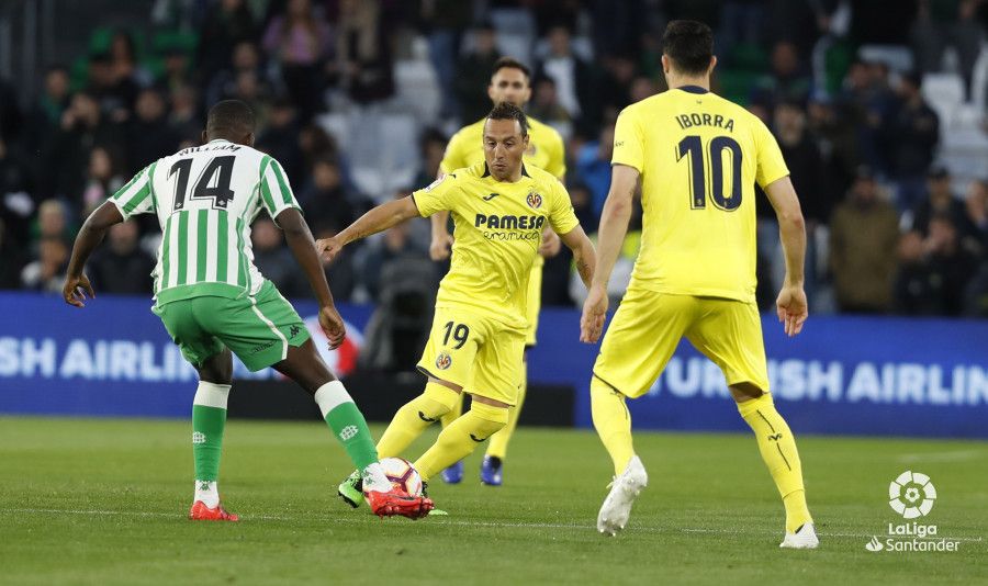 Cazorla y William Carvalho pelean por un balón (Foto: LaLiga). 