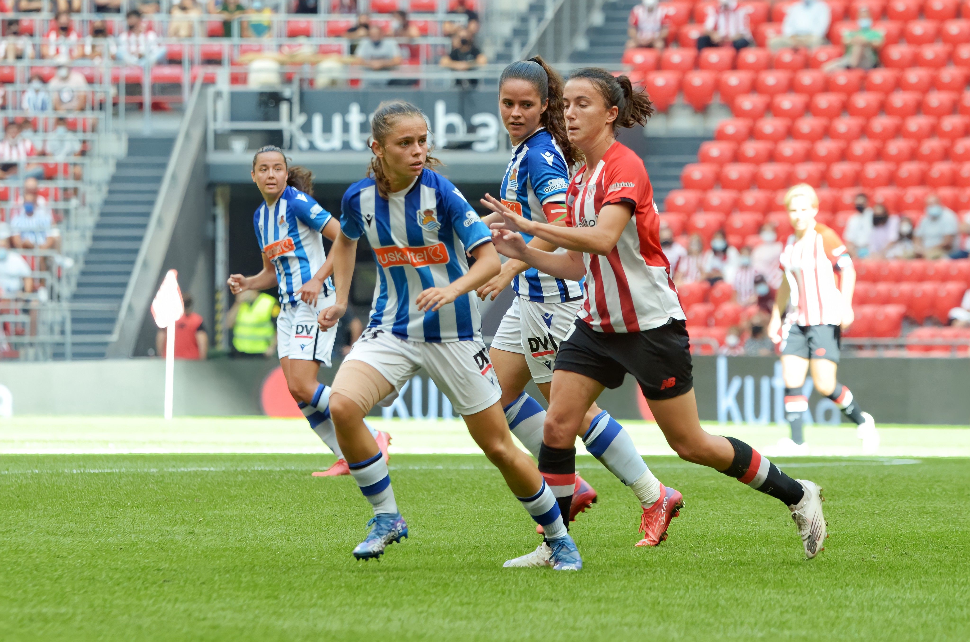 Cecilia Marcos y Nerea Eizaguirre en un lance del derbi vasco de San Mamés (Foto: Giovanni Batista