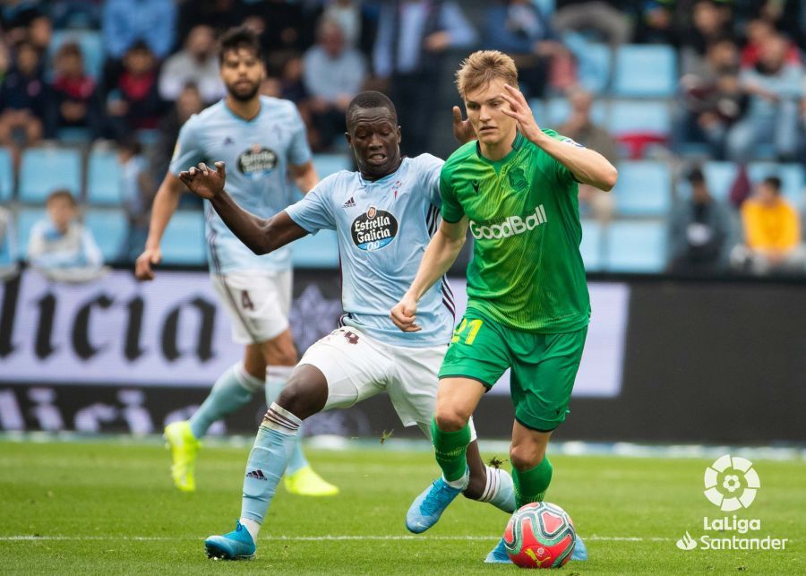 Martin Odegaard conduce ante Pape Cheikh en el Celta-Real Sociedad.