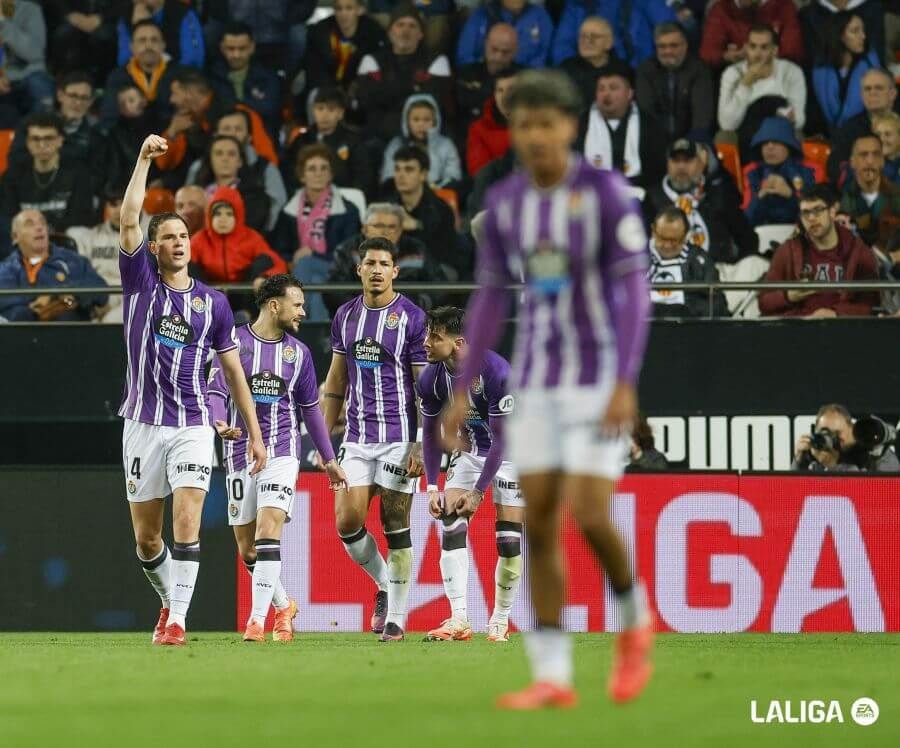 Celebración del gol de Latasa en Mestalla.