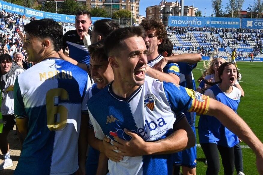 Los jugadores del Sabadell celebran la victoria ante el Atlético Baleares.