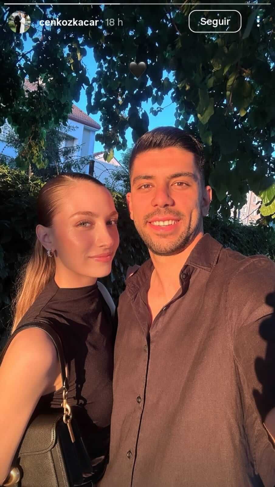  Cenk Özkacar junto a su mujer