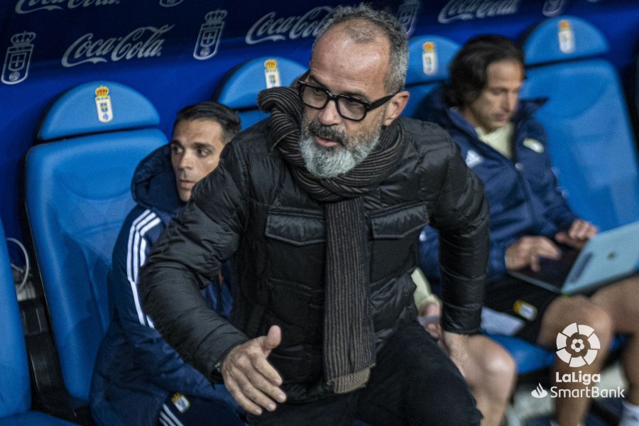 Cervera, durante el Oviedo-Mirandés (Foto: LaLiga).