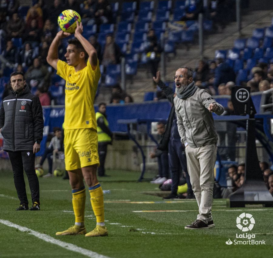  Cervera da instrucciones en el Oviedo-Las Palmas.