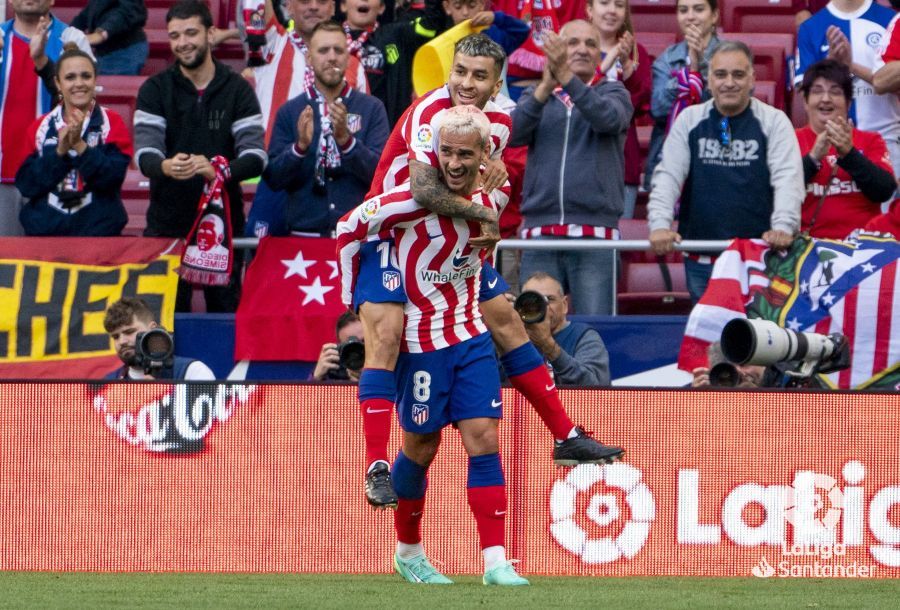  Ángel Correa celebra con Antoine Griezmann celebra el tanto en el Atlético-Osasuna. Fuente: LaLig