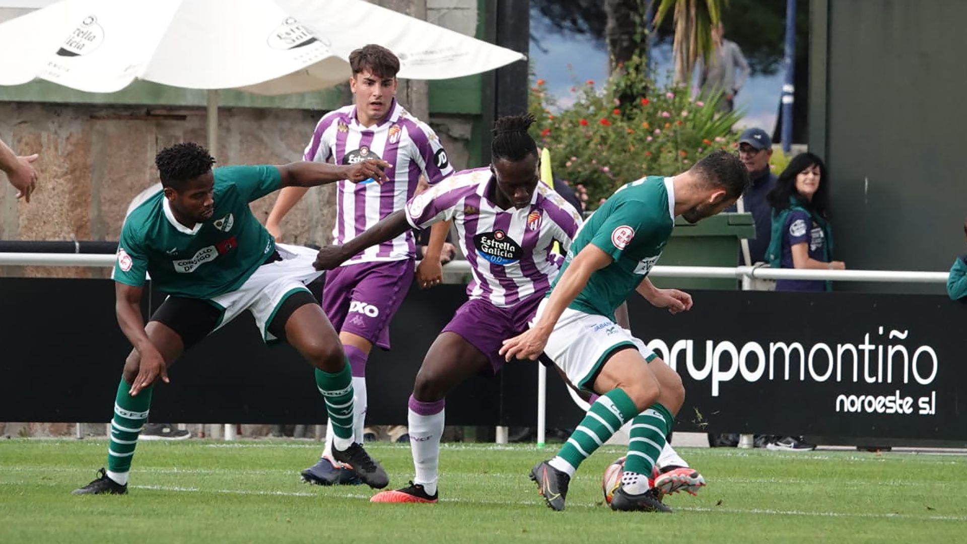 Frimpong pelea por un balón en Coruxo.