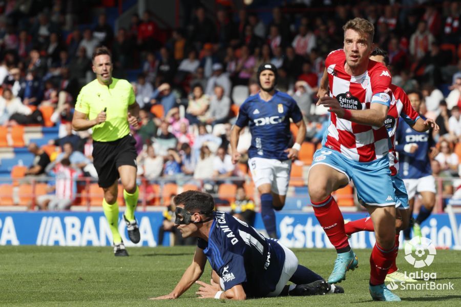 Dani Calvo, en el césped durante el Lugo-Oviedo (Foto: LaLiga).