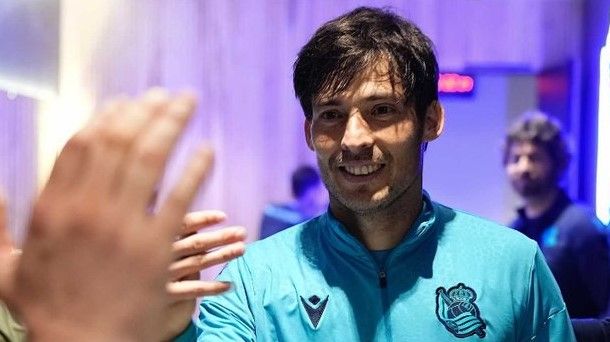 David Silva saludo a sus compañeros tras el partido frente al Real Madrid.