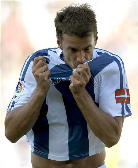  Xabi Prieto se besa el escudo tras marcar al Villarreal en 2010.