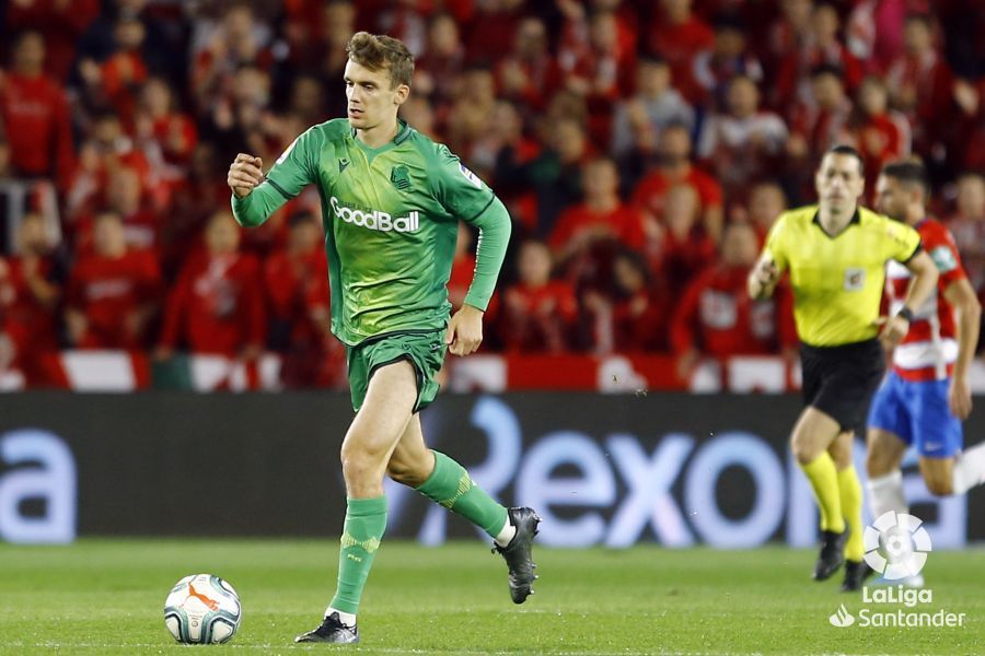 Diego Llorente corre con el balón en Los Cármenes.