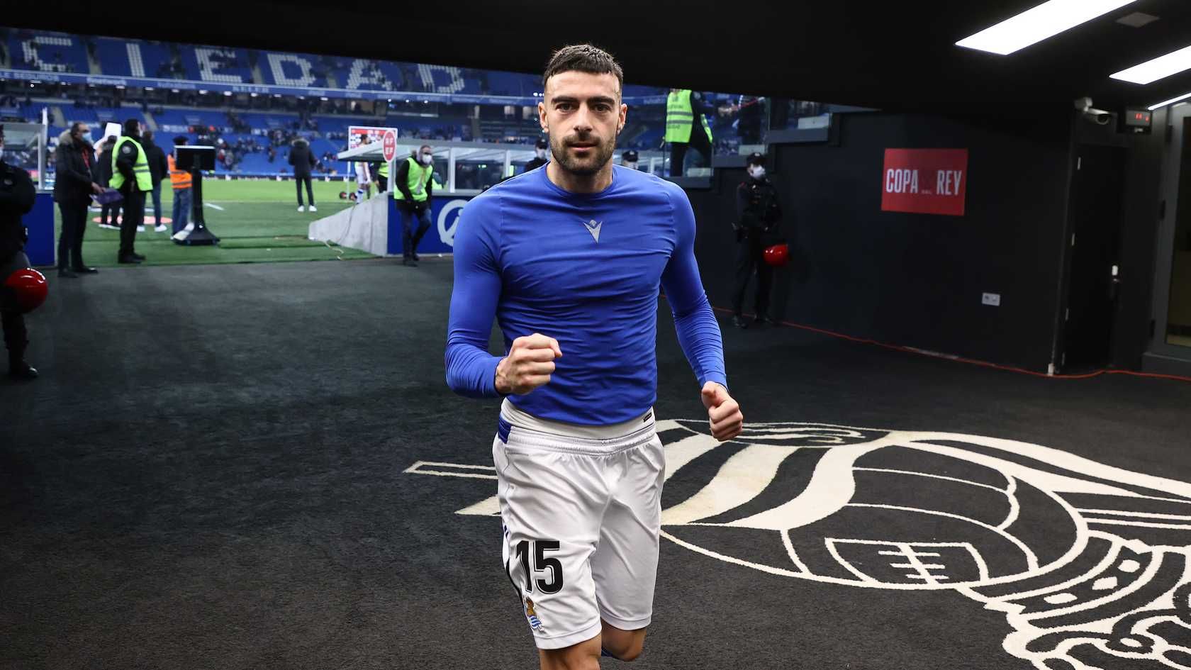 Diego Rico celebra la victoria de la Real tras un partido.