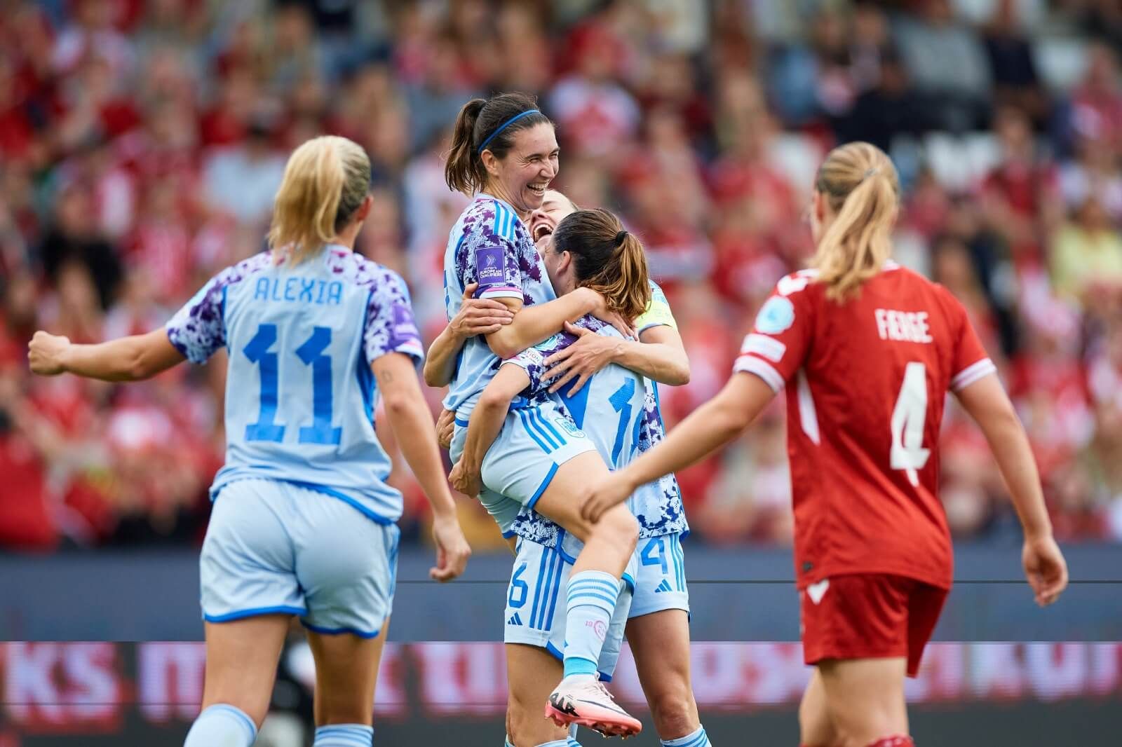 Las jugadoras de España celebran uno de los goles a Dinamarca.