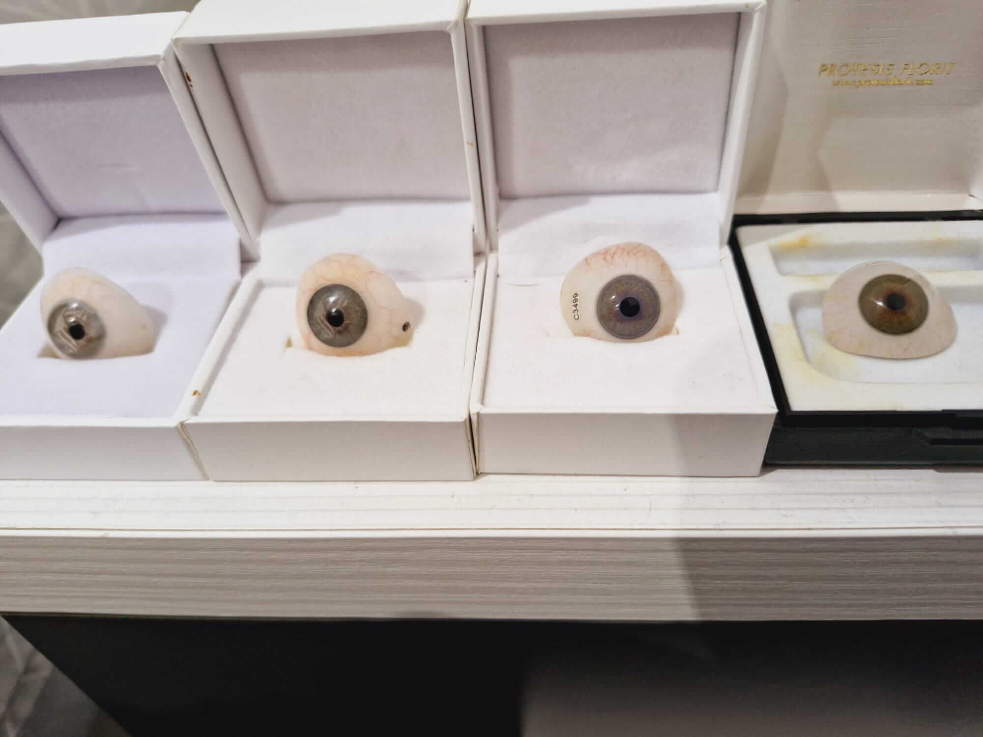  Diseño de la prótesis ocular de Jesús Ruiz. La foto está hecha a través de una lupa electróni