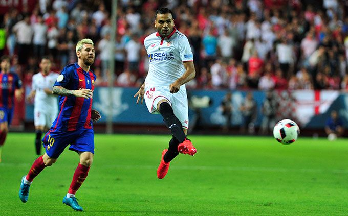 Mercado y Messi en una acción del Sevilla-Barça.