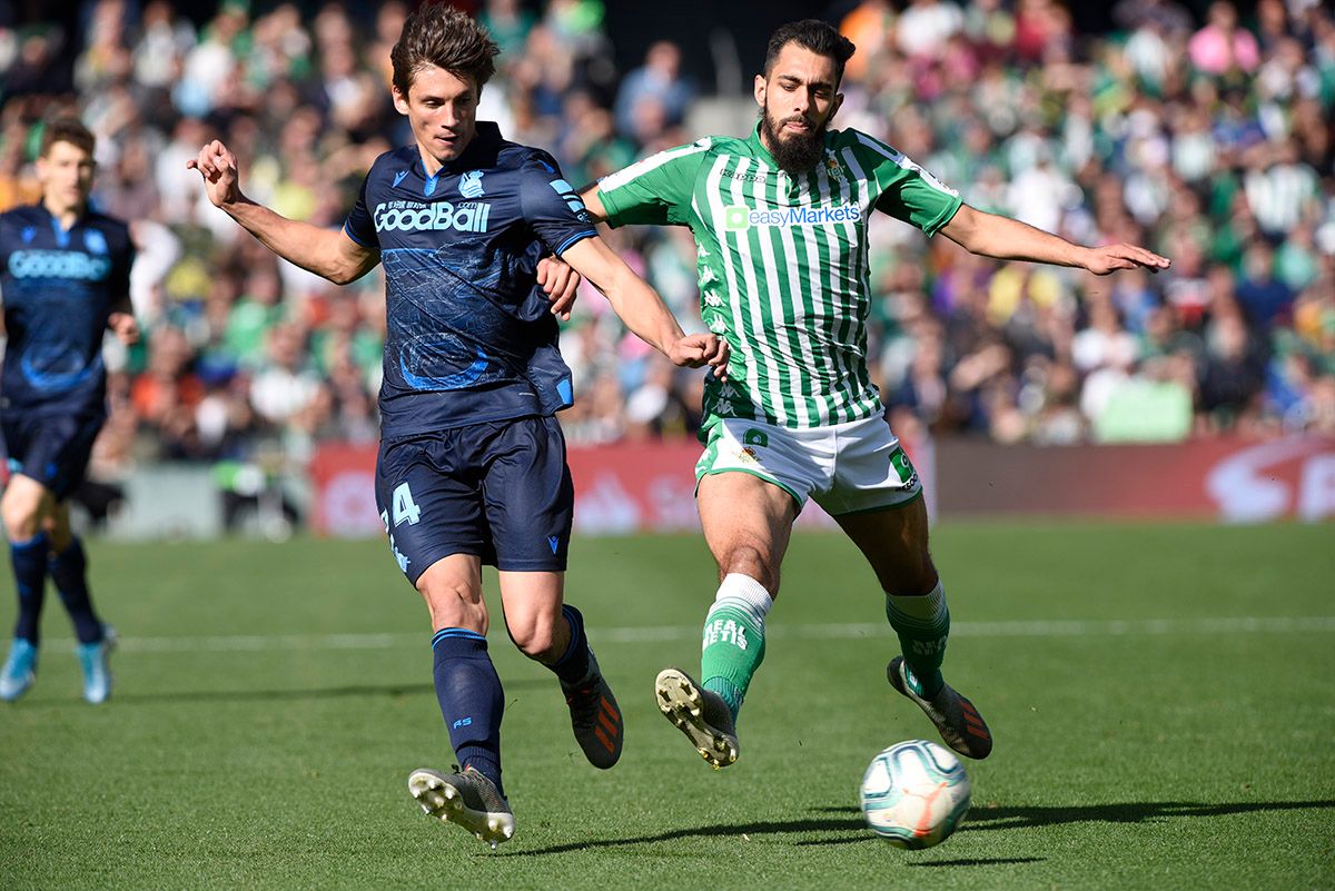 Robin Le Normand pelea por un balón en el choque contra el Betis.