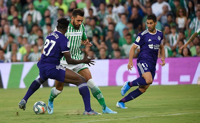  Borja Iglesias, presionado por Salisu en el Betis-Valladolid.
