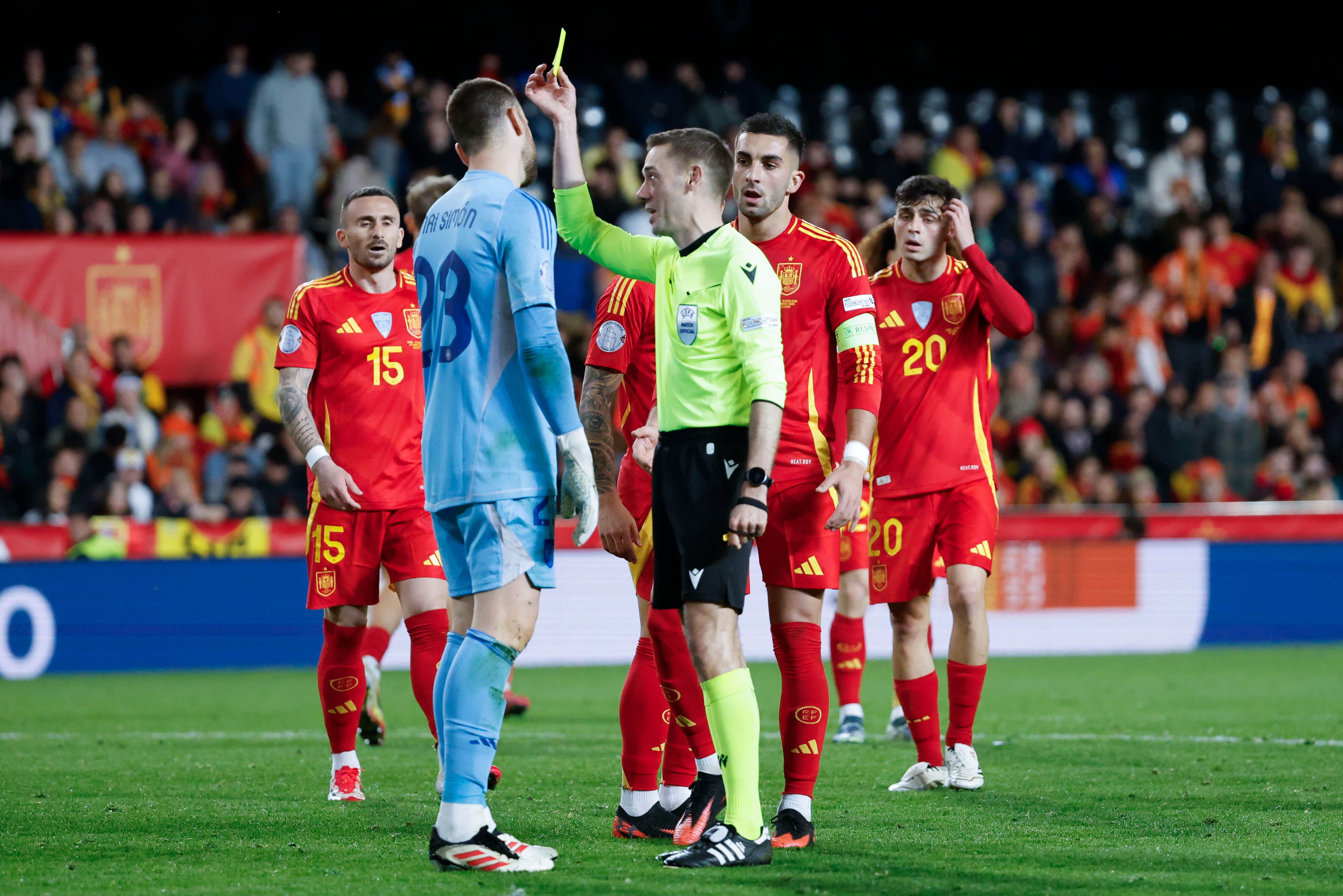  Clement Turpin muestra la cartulina amarilla a Unai Simón en el España - Países Bajos