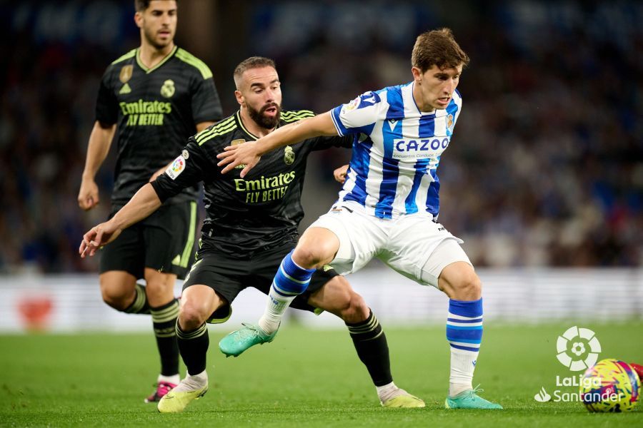 Aihen Muñoz protege ante Carvajal en el Real Sociedad - Real Madrid.